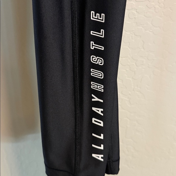 Under Armour Women’s Compression Heatgear Black Athletic Leggings - Picture 2 of 5